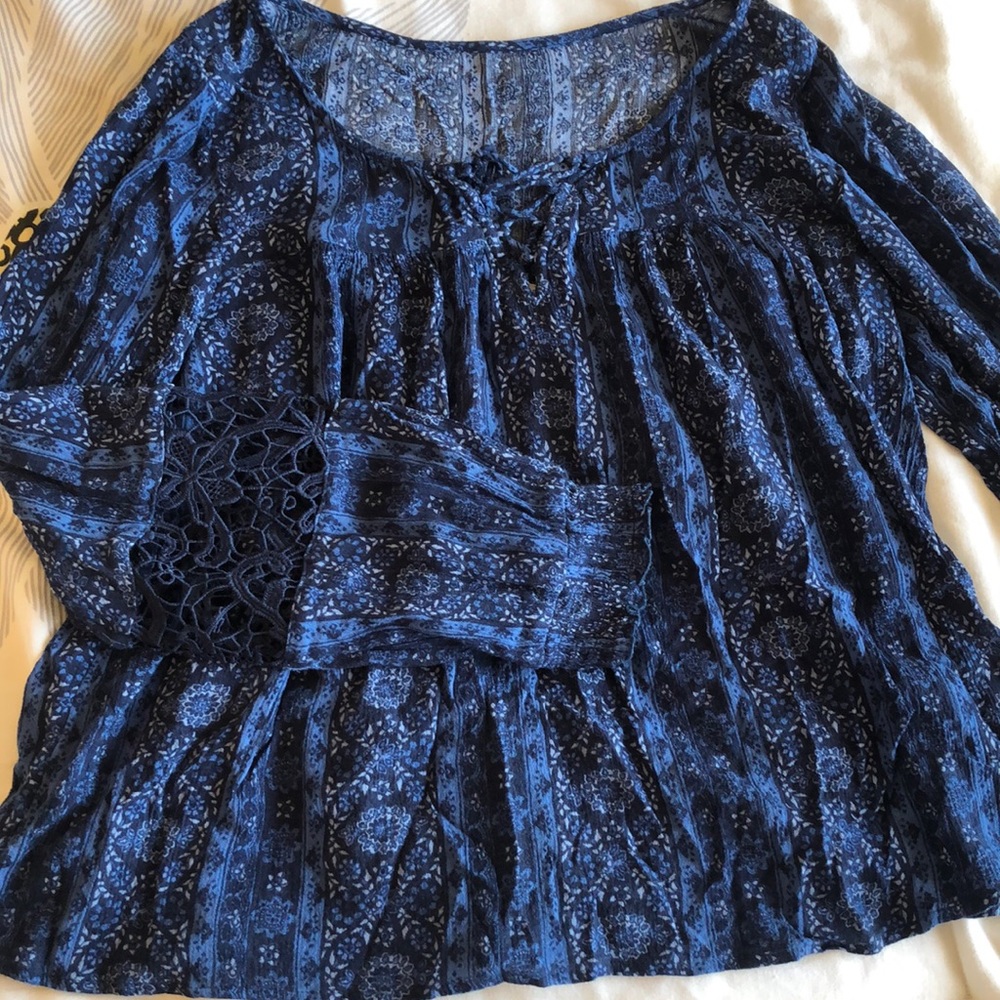 Hollister Blue floral top with lace